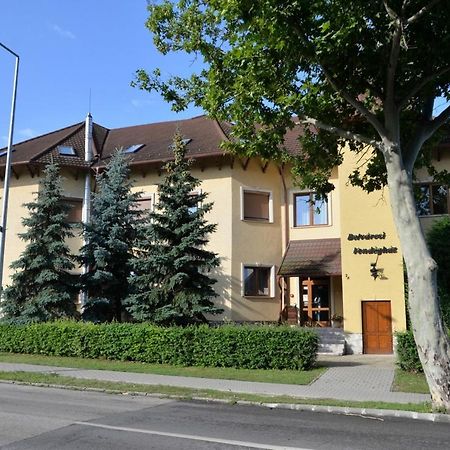 Belvarosi Vendeghaz Mór Exterior foto